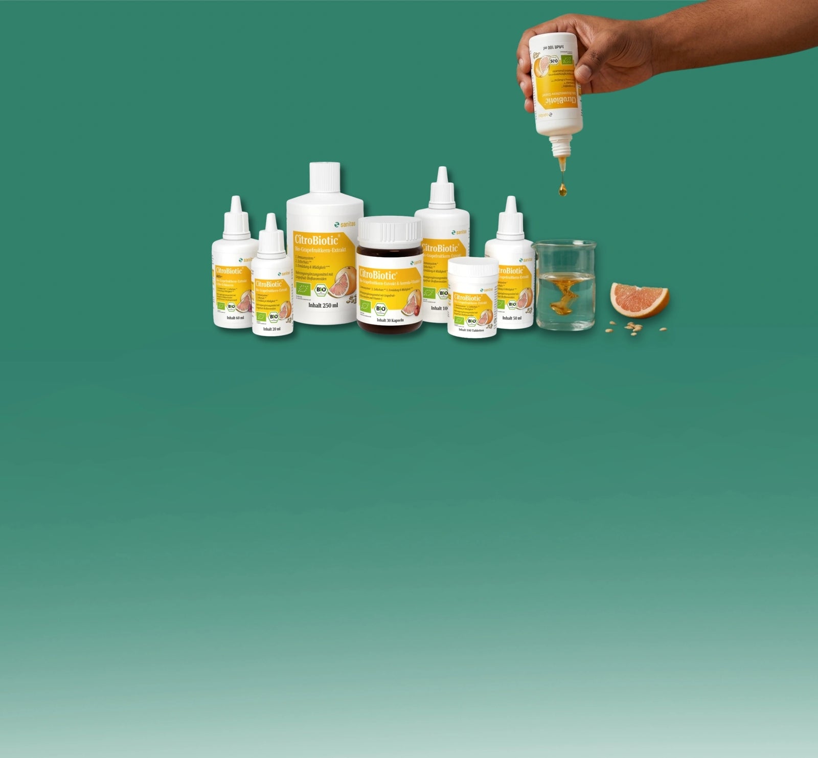 Sanitas Produktsortiment – CitroBiotic Bio-Grapefruitkernextrakt Tropfen und Flaschen in verschiedenen Größen, und weitere Bio-Nahrungsergänzungsmittel vor grünem Hintergrund